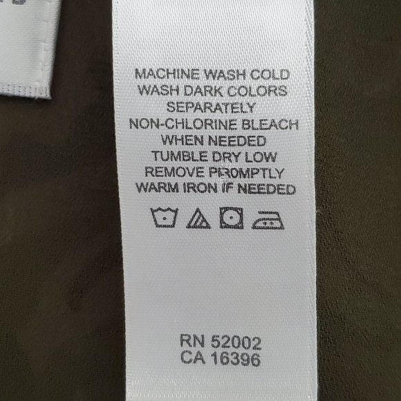 Emma James Abstract Leaf Floral Pattern Loop & Button Pintucking Top Size 16 - Picture 11 of 12